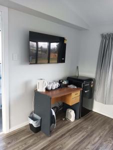 Μια τηλεόραση ή/και κέντρο ψυχαγωγίας στο 6 Double Beds including 2 Sofa Bed Studio