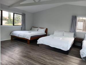 Ένα ή περισσότερα κρεβάτια σε δωμάτιο στο 6 Double Beds including 2 Sofa Bed Studio