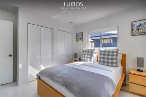 ein weißes Schlafzimmer mit einem großen Bett und einem Fenster in der Unterkunft Magical Miami Retreat with Heated Pool, Mini Golf, and Basketball Court L19 in Miami + 34 Fotos