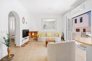 Χώρος καθιστικού στο Apartamento acceso directo al mar por rocas y muy cerca de la playa