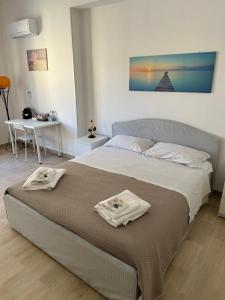 a bedroom with a bed with towels on it at La casa di Anna in Lamezia Terme