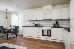 Dapur atau dapur kecil di Bright and Stylish 3 Bedroom in Norberg