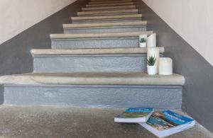 Un libro en el suelo junto a una escalera. en Umbrian Farmhouse Lake and Olive Grove View, en Panicale