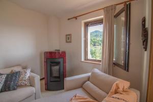 sala de estar con sofá y chimenea en Umbrian Farmhouse Lake and Olive Grove View, en Panicale 52 fotos más