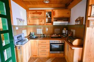 Foto da galeria de Domaćinski Restoran U Drvo em Vodice