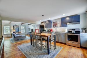 A cozinha ou kitchenette de In The Heart Of Jim Thorpe (with your own parking)