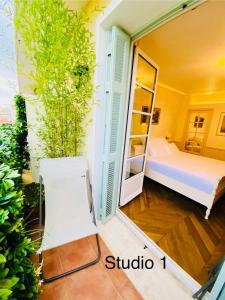 ニースにあるAzur Verdunのベッドと鏡のある小さな部屋 +34枚の写真