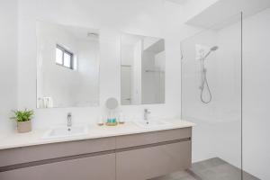 Koupelna v ubytování Relax in blissful sun-soaked luxury by the beach + 28 fotografií