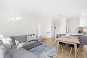 Posezení v ubytování Relax in blissful sun-soaked luxury by the beach