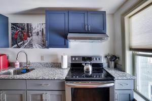 A cozinha ou kitchenette de In The Heart Of Jim Thorpe (with your own parking)