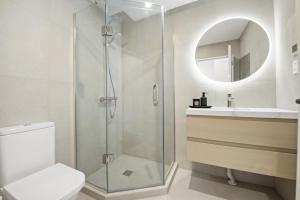 um banheiro com chuveiro, vaso sanitário e pia em Lakewalk Retreat Luxe 3BR Home Near Lake and Beach em Auckland mais 14 fotografias