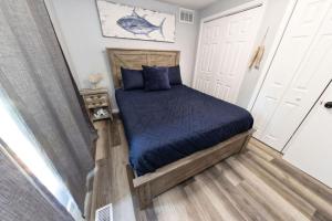 Ένα ή περισσότερα κρεβάτια σε δωμάτιο στο Waterfront 2BR Nautical Cottage on Grass Lake Hot Tub, Firepit, Year Round Fun