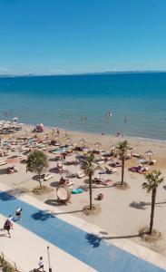 Una playa con mucha gente en el agua en Villa Cimi Subashi Seaside Boutique Hotel, en Durrës