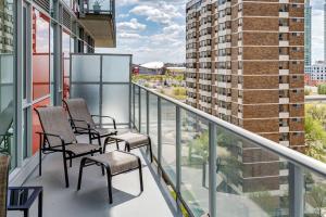 Balkoni atau teres di Modern 1BR Condo for 4 Great Views and Balcony +72 gambar