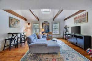 uma sala de estar com um sofá e uma TV em In The Heart Of Jim Thorpe (with your own parking) em Jim Thorpe