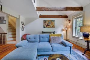 Uma área de estar em In The Heart Of Jim Thorpe (with your own parking)