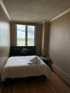 カルガリーにある2-Storey Condo in The Fortress with Pool, Gym, WiFi, Parkingのベッドルーム1室(窓付) +39枚の写真
