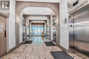 カルガリーにある2-Storey Condo in The Fortress with Pool, Gym, WiFi, Parkingの廊下