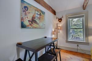 um quarto com uma mesa e um quadro na parede em In The Heart Of Jim Thorpe (with your own parking) em Jim Thorpe