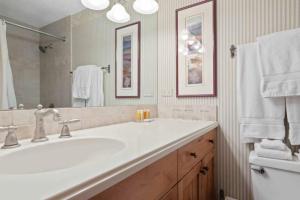 a bathroom with a white sink and a mirror at Lodge Tower 290 in Vail