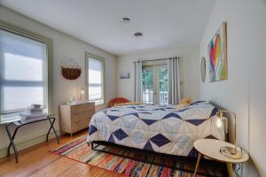 Uma cama ou camas num quarto em In The Heart Of Jim Thorpe (with your own parking)