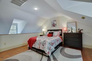 um quarto com uma cama, uma cômoda e uma janela em In The Heart Of Jim Thorpe (with your own parking) em Jim Thorpe