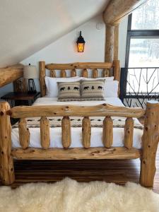 Ένα ή περισσότερα κρεβάτια σε δωμάτιο στο Grand Spruce Lodge