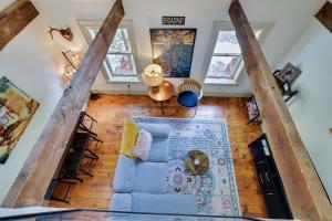 Uma área de estar em In The Heart Of Jim Thorpe (with your own parking)