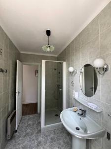 a bathroom with a sink and a shower and a mirror at Résidence 474-pleneuf Val Andre - Charmante maison proche du centre MAE-2494 in Pléneuf-Val-André