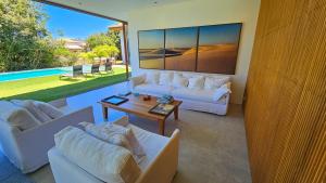 Gallery image of Casa Alto Padrão com Piscina e 5 Quartos, sendo 4 Suítes - Cond Praia Bella, Praia do Forte in Praia do Forte