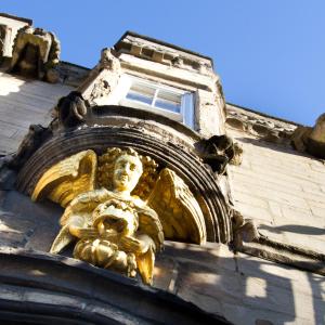 una estatua al costado de un edificio en Angel and Royal Hotel, en Grantham