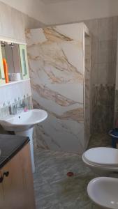 Un baño con ducha, lavabo e inodoro. en Villa Cimi Subashi Seaside Boutique Hotel, en Durrës 7 fotos más