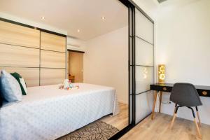 a bedroom with a bed and a desk and a chair at TERA ORA TORU - Lodge and sea view in Papeete