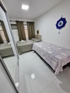 Una habitación de hospital con dos camas y una ventana. en Apartamento praia do recreio - Recreio RJ, en Río de Janeiro