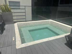 a swimming pool in the middle of a building at PIANTINI APARTAMENTO DE LUJO Piscina en el top in Santo Domingo +6 photos