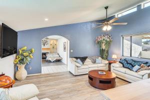 Χώρος καθιστικού στο 4 Mi to Beach and Boat Ramp Lake Havasu City Abode!
