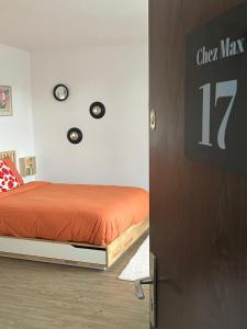 Ένα ή περισσότερα κρεβάτια σε δωμάτιο στο Chez Max