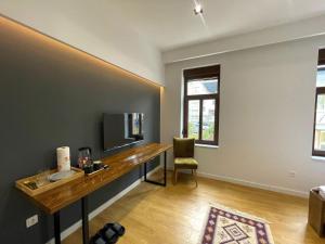 Un televizor și/sau centru de divertisment la Engadin's Central Rooms in Old Town