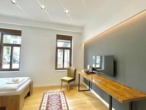 Un televizor și/sau centru de divertisment la Engadin's Central Rooms in Old Town