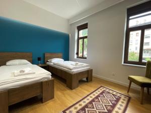 Un pat sau paturi într-o cameră la Engadin's Central Rooms in Old Town