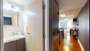 Η κουζίνα ή μικρή κουζίνα στο Cozy Studio In Faneuil Hallquincy Market