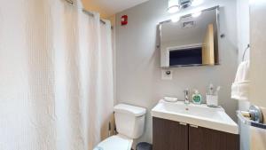 Ένα μπάνιο στο Cozy Studio In Faneuil Hallquincy Market +3 φωτογραφίες
