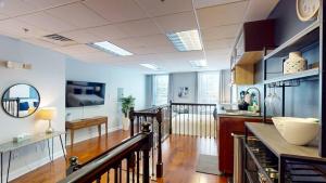 Η κουζίνα ή μικρή κουζίνα στο Cozy Studio In Faneuil Hallquincy Market