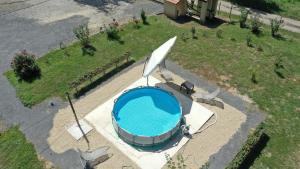 an overhead view of a swimming pool in a yard at Rózsakert Apartman in Zalaszentgrót