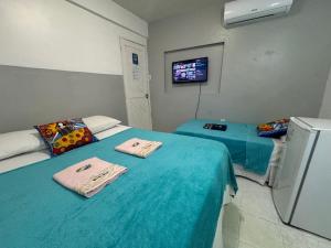 - une chambre à l'hôpital avec 2 lits et une télévision dans l'établissement Pousada Açude Velho II, à Campina Grande