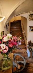 a vase filled with flowers sitting next to a staircase at Altstadtdomizil Morgenröte in Görlitz