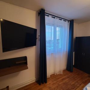 TV a/nebo společenská místnost v ubytování Maison avec 4 chambres BREST et TV dans chaque chambre