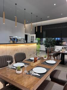 a dining room with a table and a kitchen at Hotel Imperial in Spille