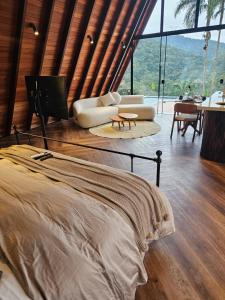 Giường trong phòng chung tại Cabana com piscina aquecida e banheira Domingos martins
