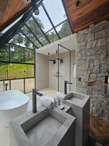 Phòng tắm tại Cabana com piscina aquecida e banheira Domingos martins